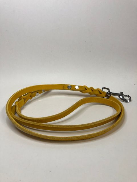 Handgefertigte Lederleine in Maisgelb 19mm breit mit silbernem Karabiner"